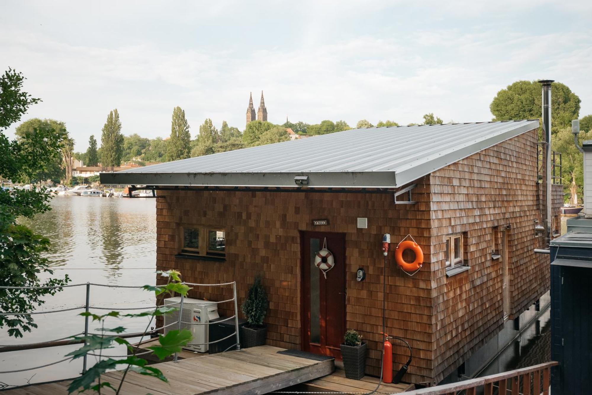 Houseboat Fred Botel Praha